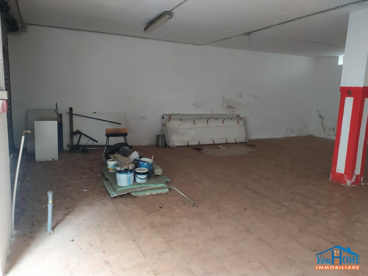 Negozio in Via Toma 88, Bari, {3} - Foto 1