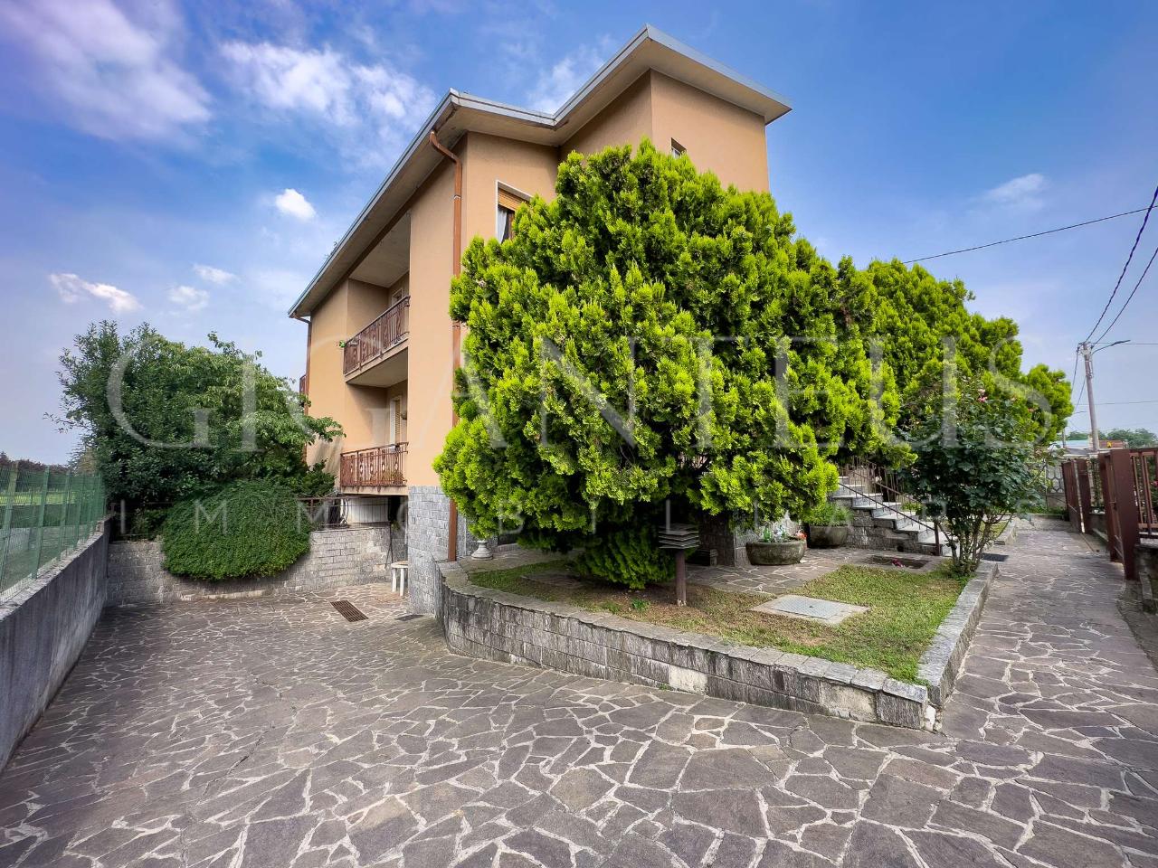 Villa bifamiliare in vendita a Carbonate