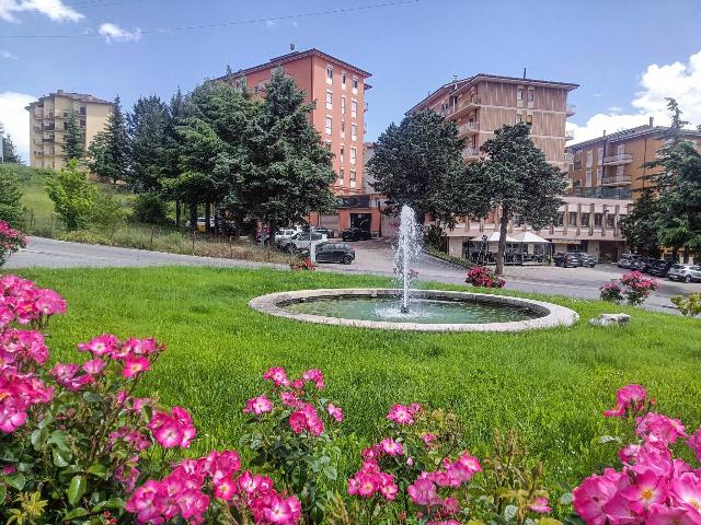 Negozio in Viale Alcide De Gasperi, L'Aquila - Foto 1