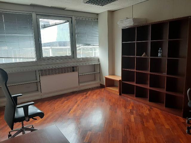 Gemeinschaftsbüro in Via della Costituzione, Napoli - Foto 1