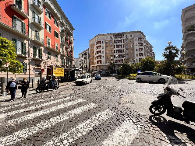 Negozio in Piazza Cosimo Fanzago, Napoli - Foto 1