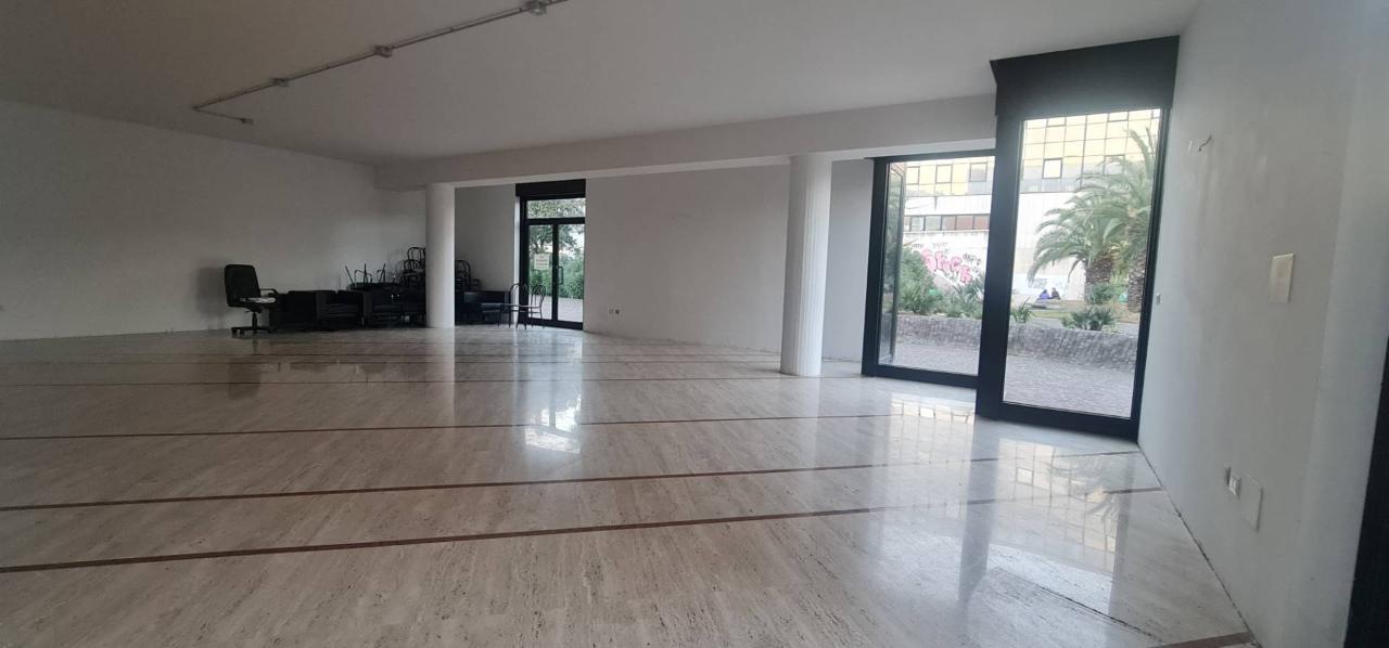 Negozio in Piazza Pericle Fazzini, San Benedetto Del Tronto, {3} - Foto 1