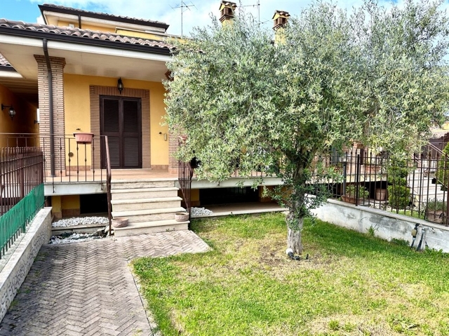 Terraced house in Via Antonio Gramsci, San Cesareo - Photo 1