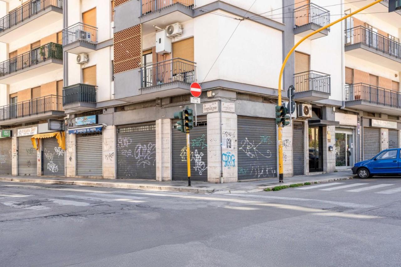 Negozio in .Le Antonio Meucc 2, Bari, {3} - Foto 1