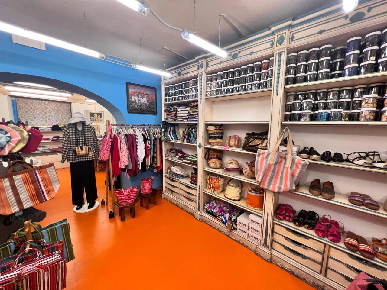Esercizio commerciale in Via  Giuseppe Ferrigni, Napoli, {3} - Foto 1