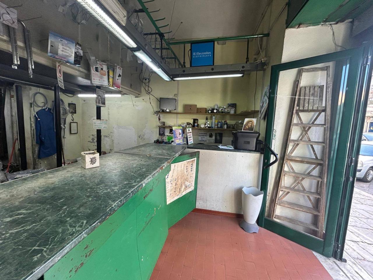 Negozio in Via Cesare Rosaroll 196, Napoli, {3} - Foto 1