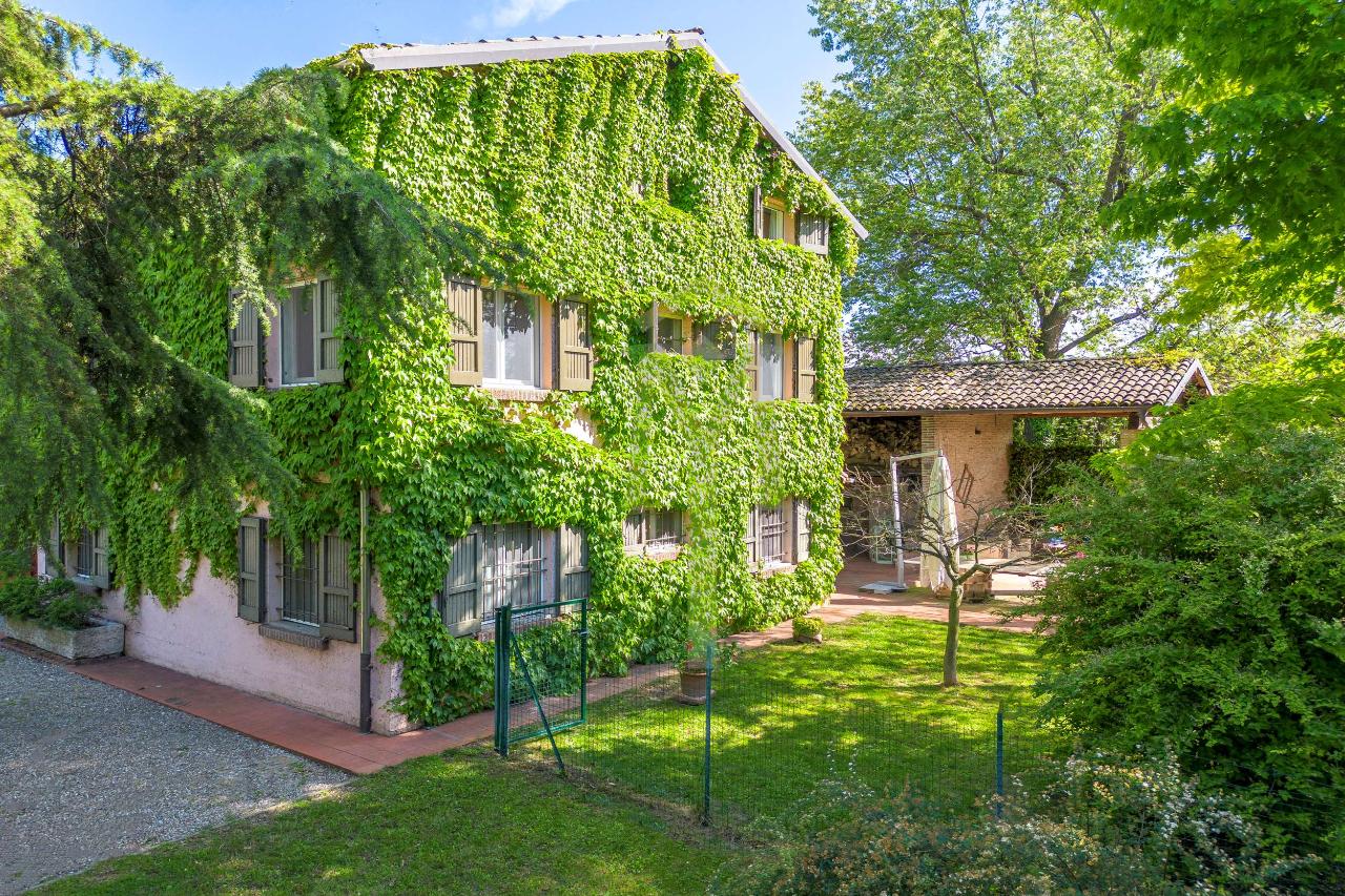 Villa bifamiliare in vendita a Reggio Emilia