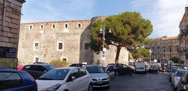 Magazzino in {3}, Piazza Federico di Svevia - Foto 1