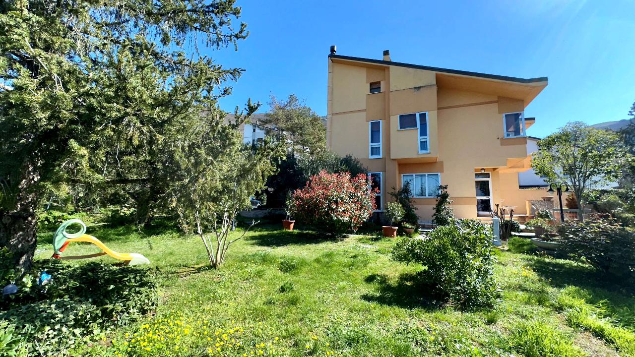 Villa bifamiliare in vendita a Gualdo Tadino