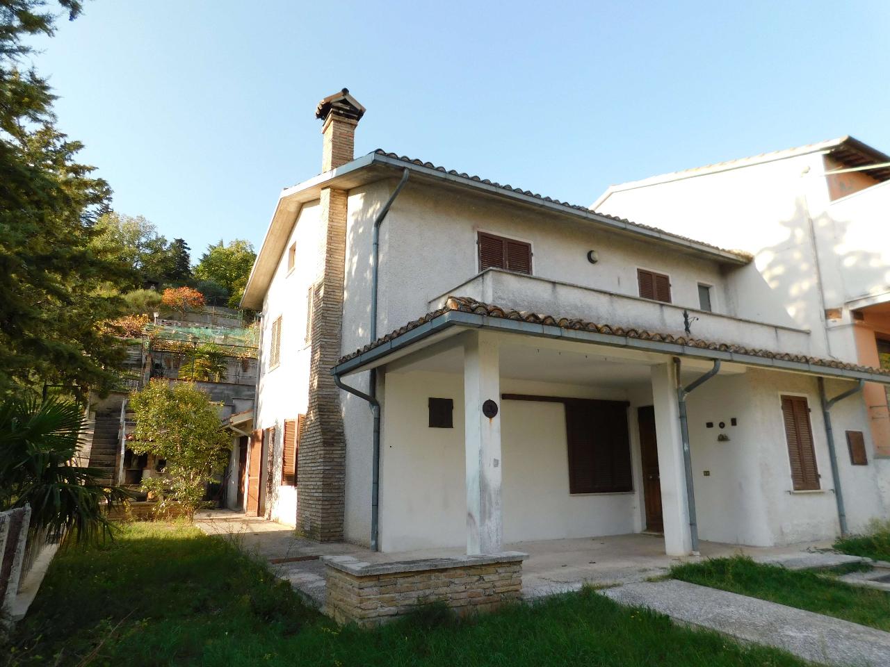 Villa bifamiliare in vendita a Gualdo Tadino