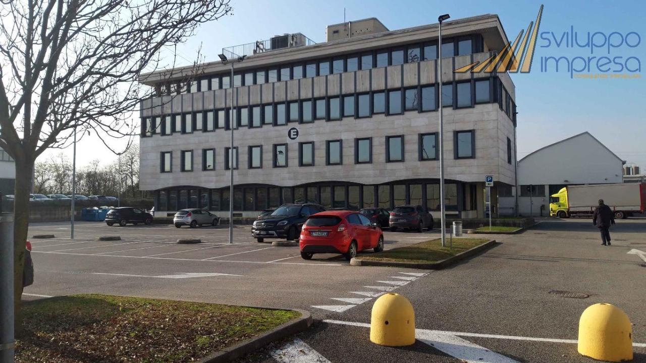 Ufficio in Via delle Industrie 17 F5/F10, Caponago, {3} - Foto 1