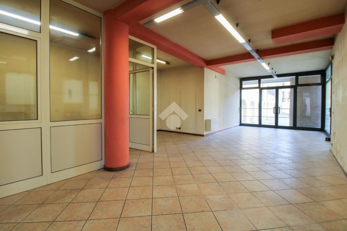Negozio in Via Sarioletto 11, Palazzolo Sull'Oglio, {3} - Foto 1