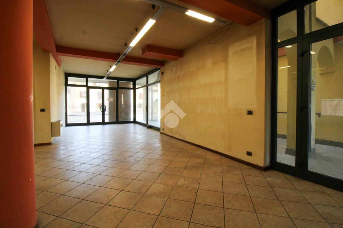 Negozio in Via Sarioletto 11, Palazzolo Sull'Oglio, {3} - Foto 2