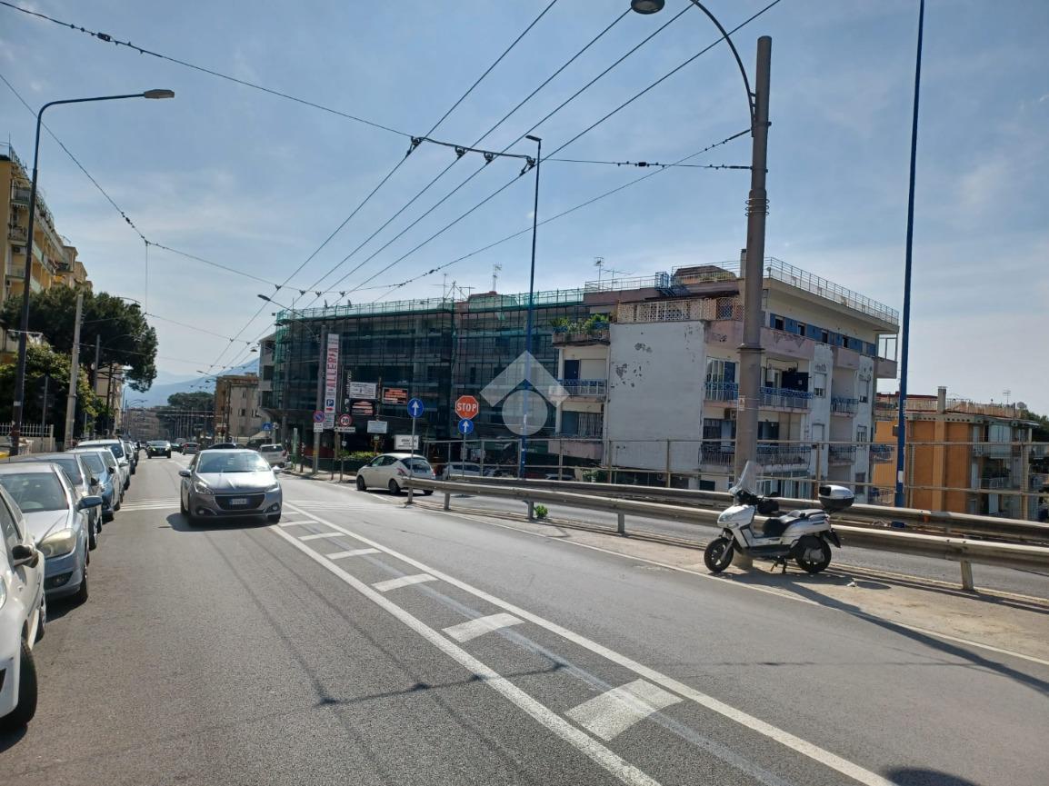 Negozio in Viale Colli Aminei 146, Napoli, {3} - Foto 2
