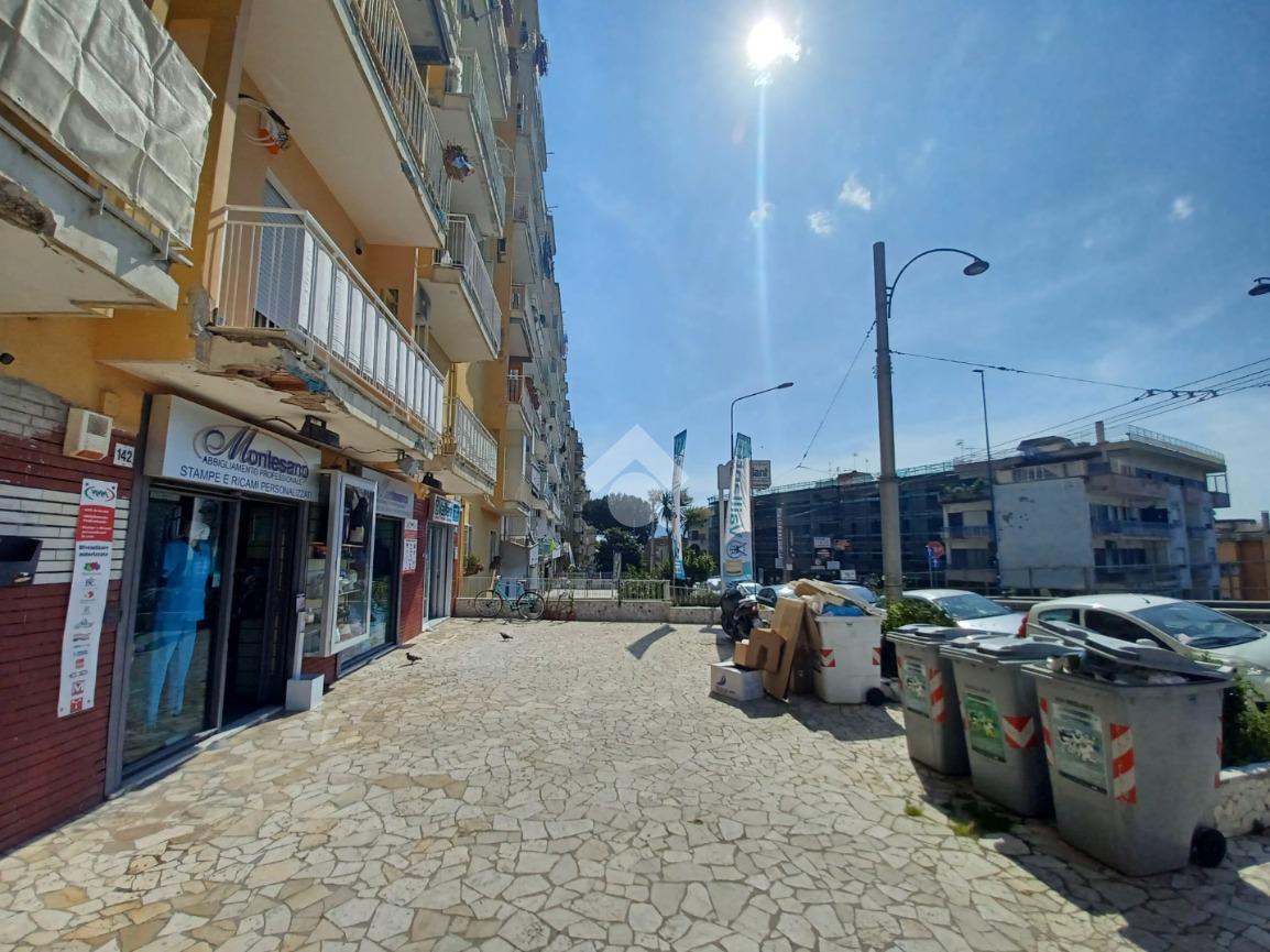 Negozio in Viale Colli Aminei 146, Napoli, {3} - Foto 1