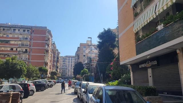 Geschäft in Viale dei Pini 9, Napoli - Foto 1