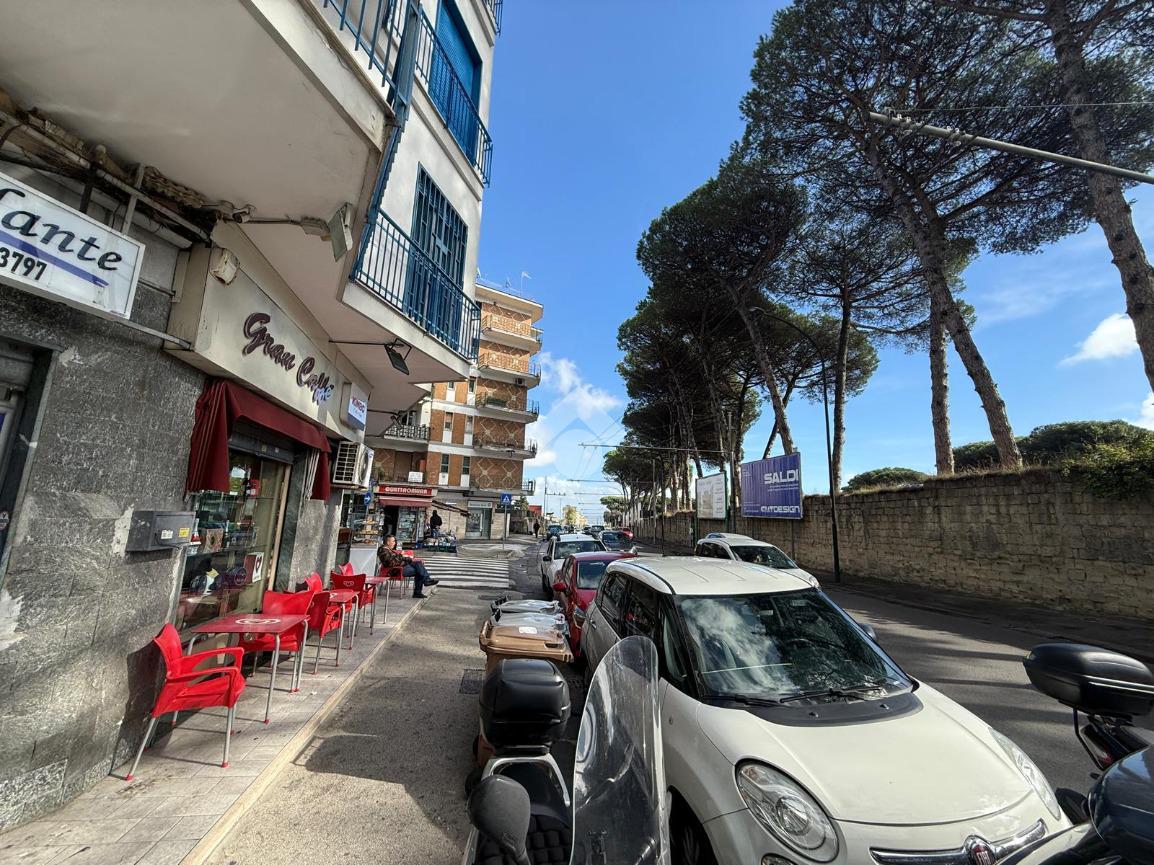 Negozio in Via Michele Pietravalle 49, Napoli, {3} - Foto 1