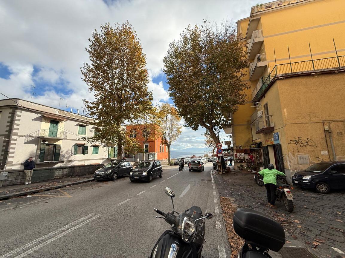 Negozio in Via Domenico Fontana 75, Napoli, {3} - Foto 1