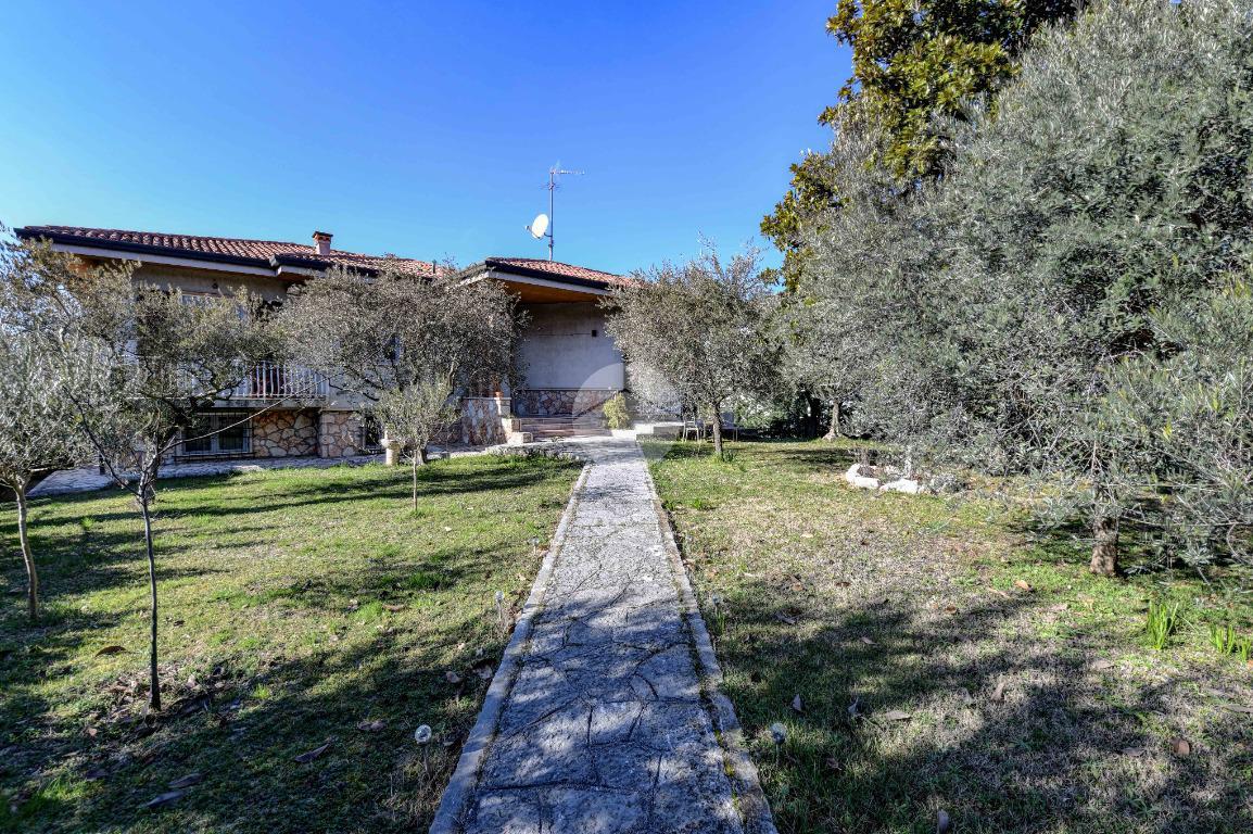 Villa in vendita a Peschiera Del Garda
