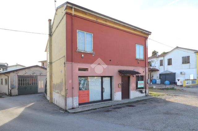 Casa indipendente in Strada Statale Goitese 77, Goito - Foto 1