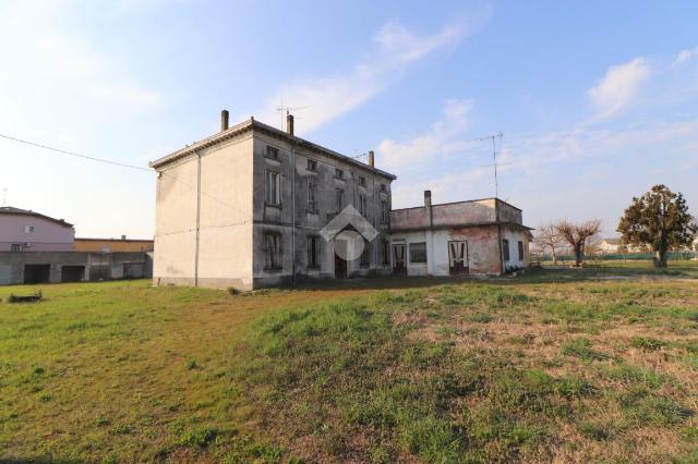 Detached house in Strada Segrada 10, Goito - Photo 1