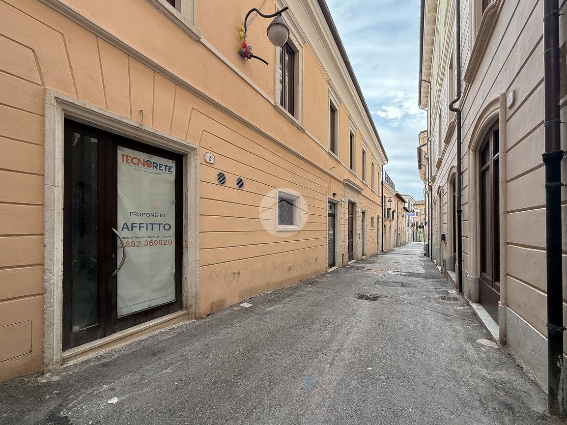Negozio in Via Via Tre Marie 2, L'Aquila, {3} - Foto 1