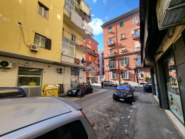 Geschäft in Via Francesco Cerlone 7, Napoli - Foto 1