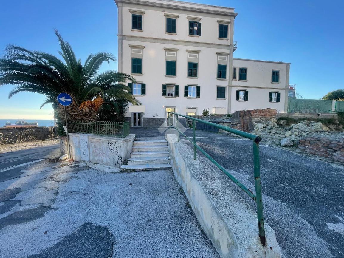 Negozio in Via Guglielmo Marconi 5, Pozzuoli, {3} - Foto 1