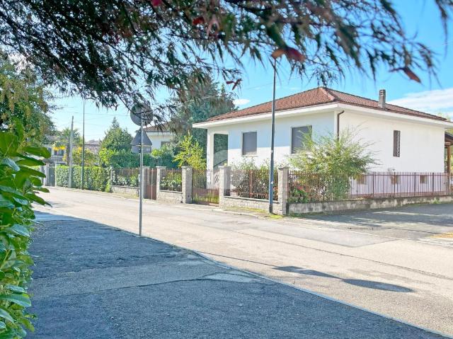 Villa in Via Carlo Cattaneo 31, Pinerolo - Foto 1