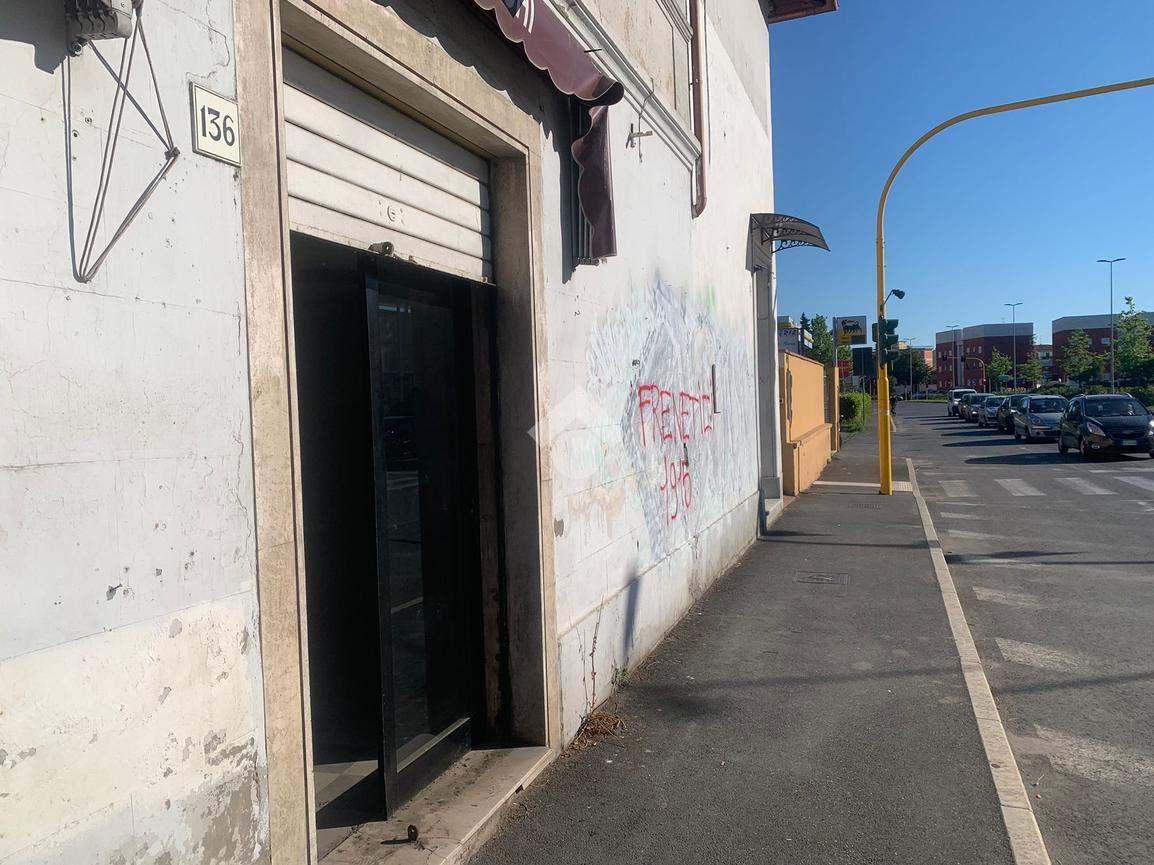 Negozio in Viale Viale Petrarca 136, Livorno, {3} - Foto 1
