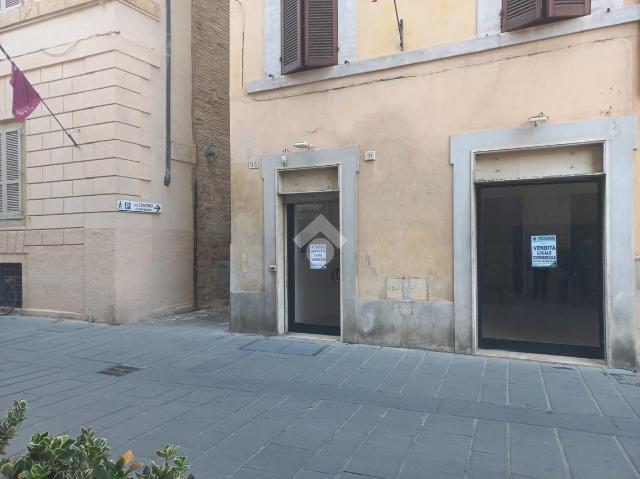 Negozio in Via Garibaldi 90, Foligno - Foto 1