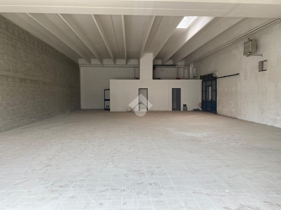 Negozio in Via Giuseppe Mazzini 109, Castiglione Delle Stiviere, {3} - Foto 2