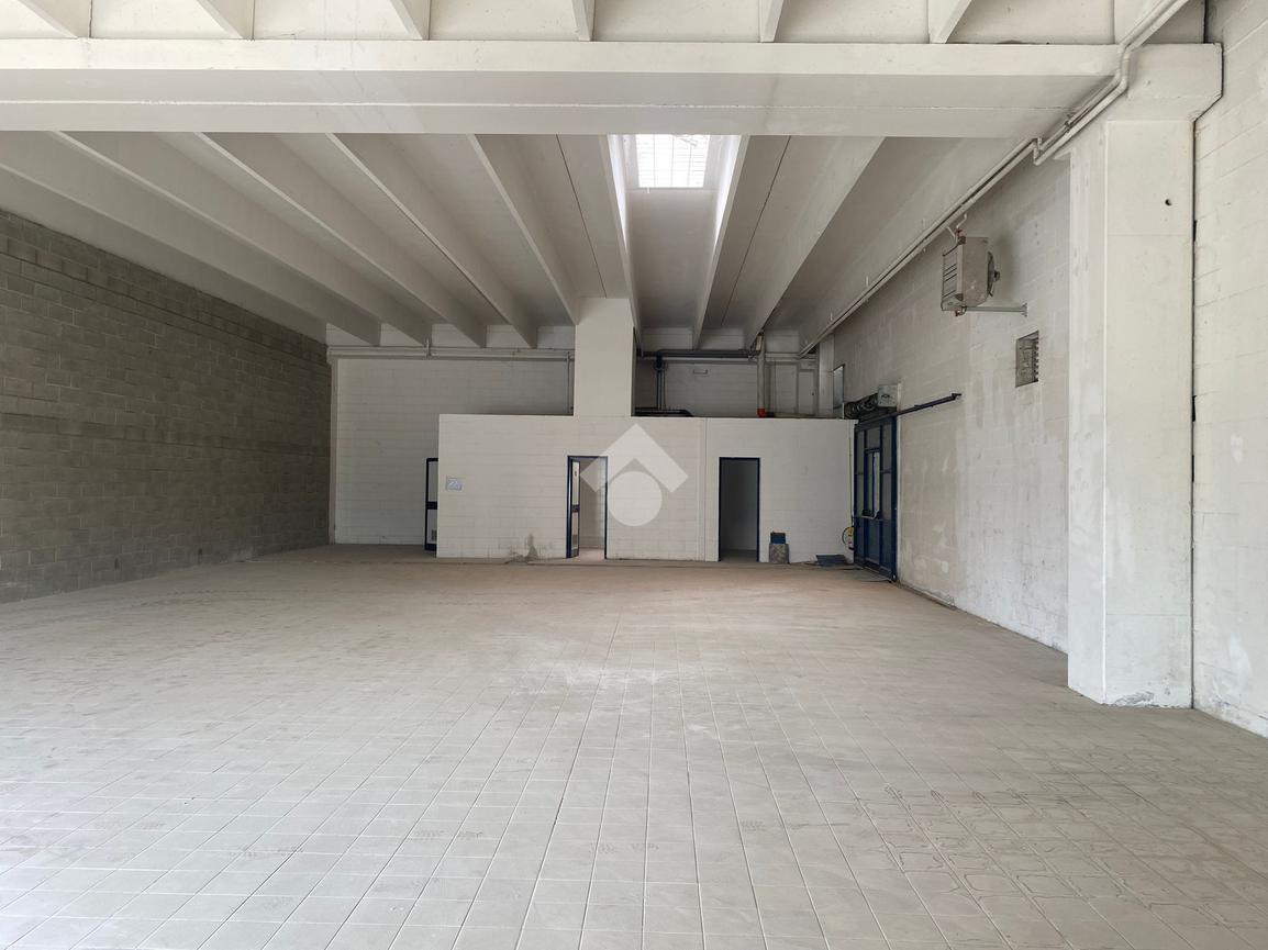 Negozio in Via Giuseppe Mazzini 109, Castiglione Delle Stiviere, {3} - Foto 1