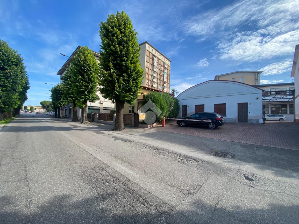 Palazzina commerciale in Viale H. Dunant, Castiglione Delle Stiviere, {3} - Foto 2