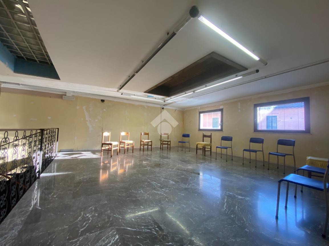 Negozio in Via Giuseppe Garibaldi 10, Castiglione Delle Stiviere, {3} - Foto 2