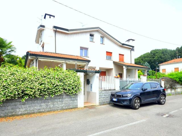 Mansion in Via Sassolungo 82, Caronno Pertusella - Photo 1