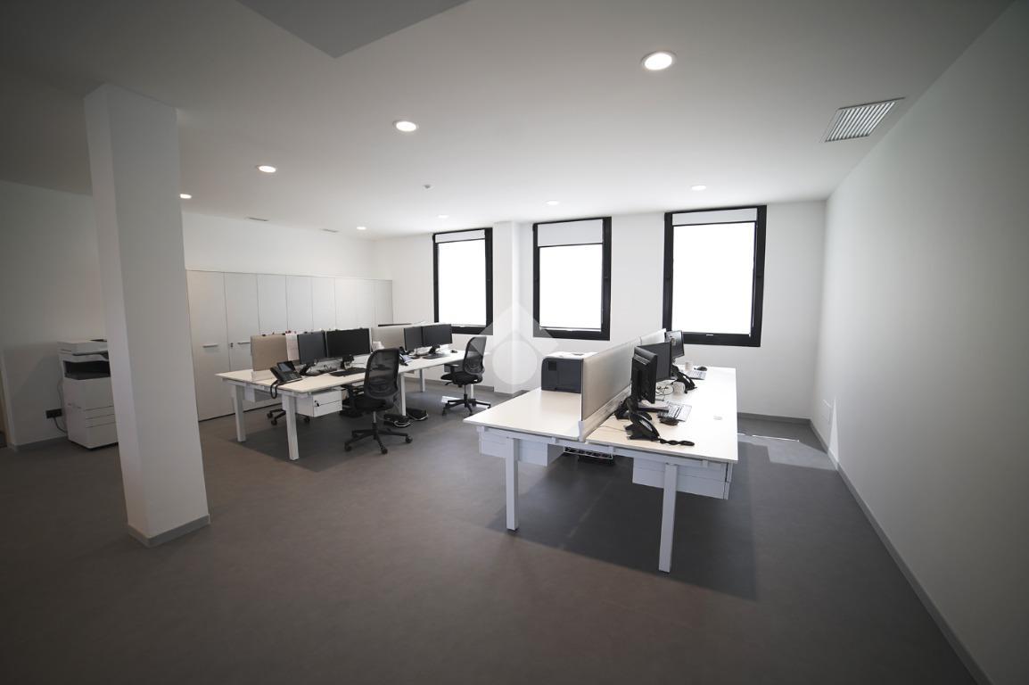 Ufficio in Via F. Turati 111, Cerro Maggiore, {3} - Foto 1