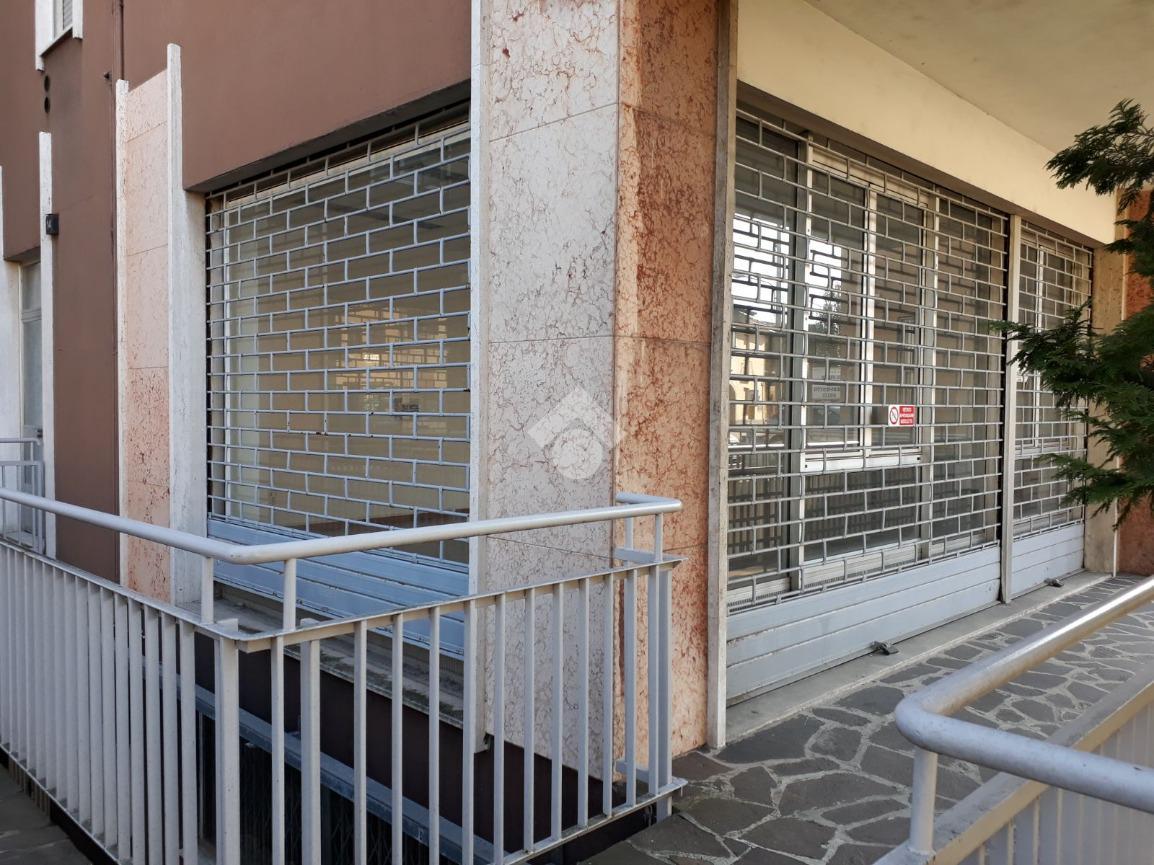 Negozio in Via Acerbi 14, Castano Primo, {3} - Foto 1