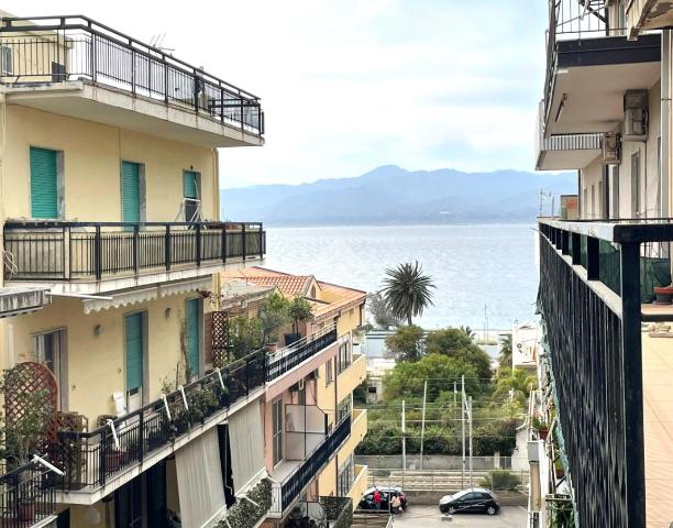 3-room flat in Viale Aldo Moro, Reggio di Calabria - Photo 1