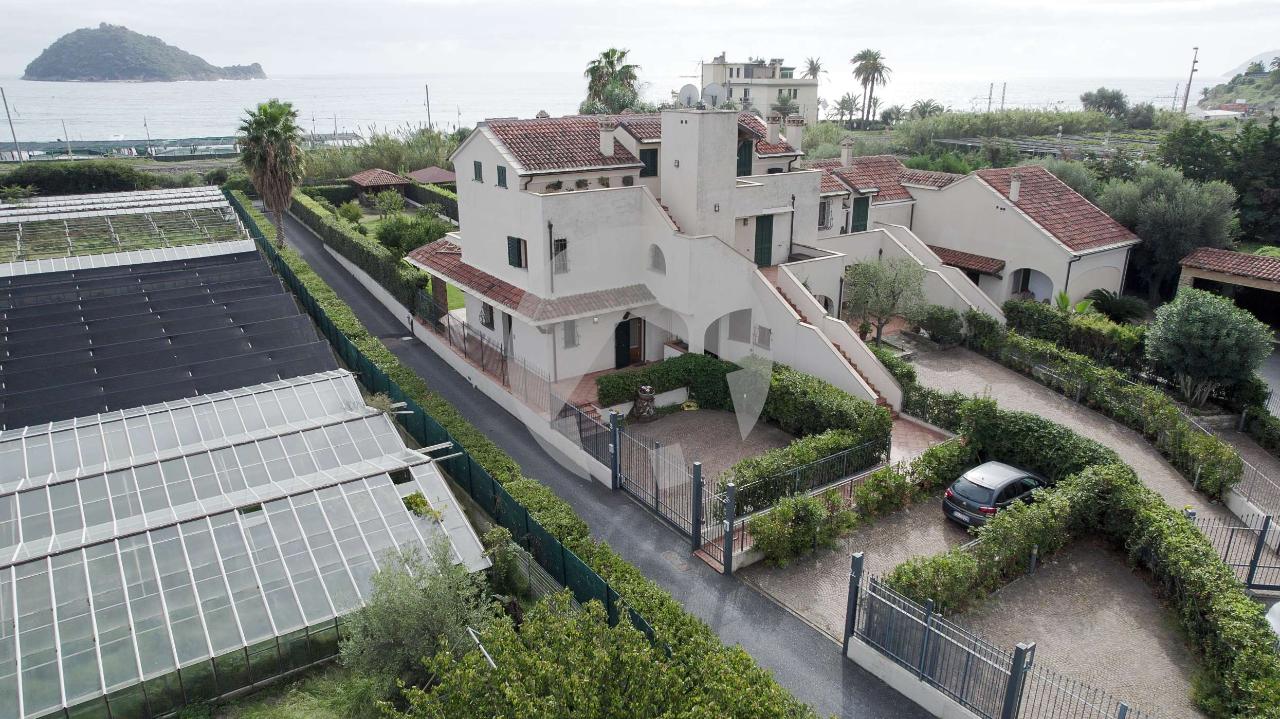 Villa bifamiliare in vendita a Albenga