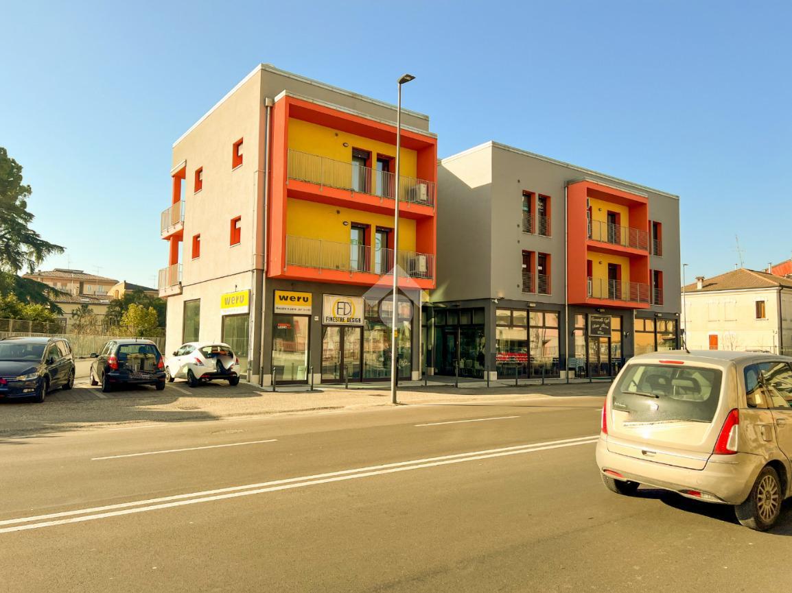 Negozio in Via Unità d'Italia 340, Verona - Foto 1