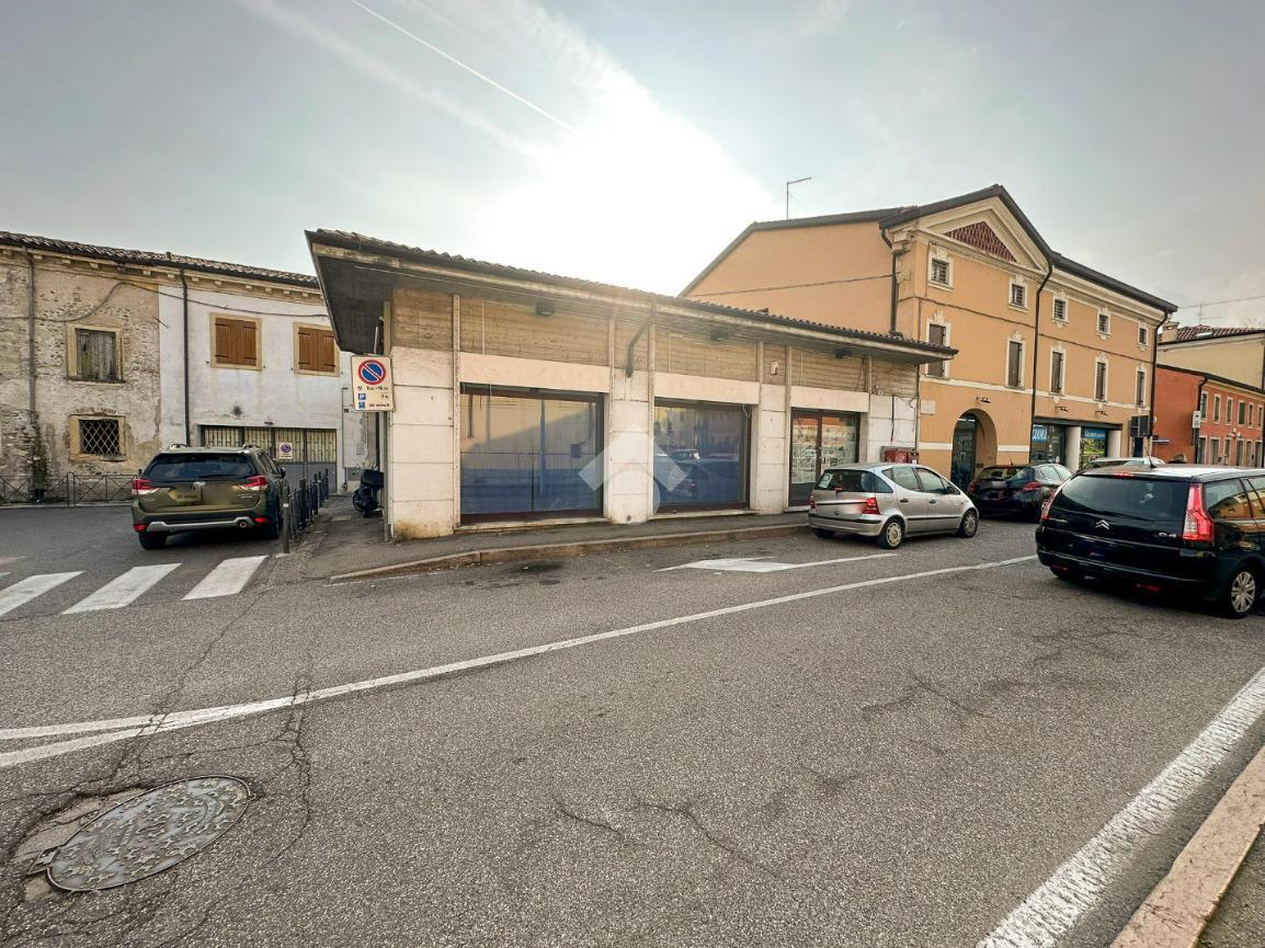 Negozio in Via Unità d'Italia 194, Verona - Foto 1