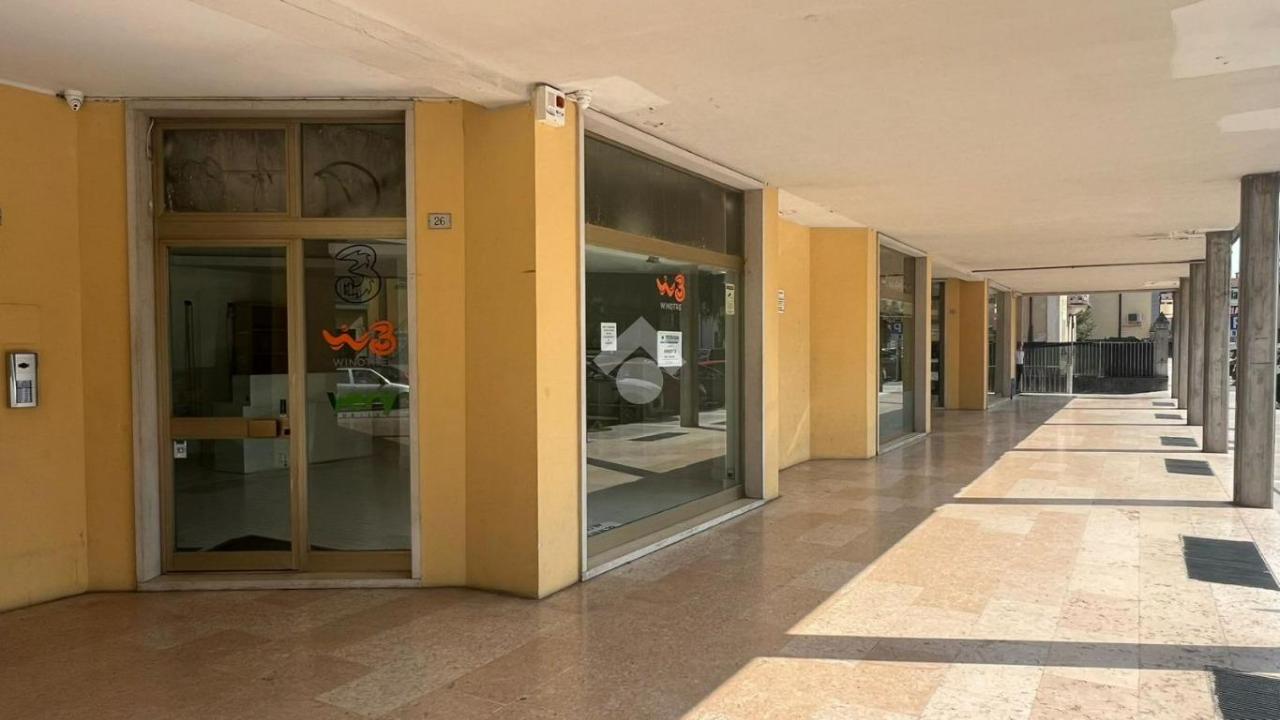 Negozio in Via IV Novembre 26, Bovolone, {3} - Foto 1