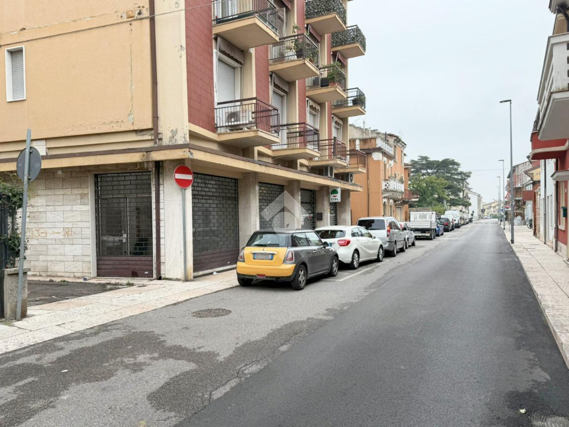 Negozio in Via Antonio Salieri 49, Verona, {3} - Foto 1