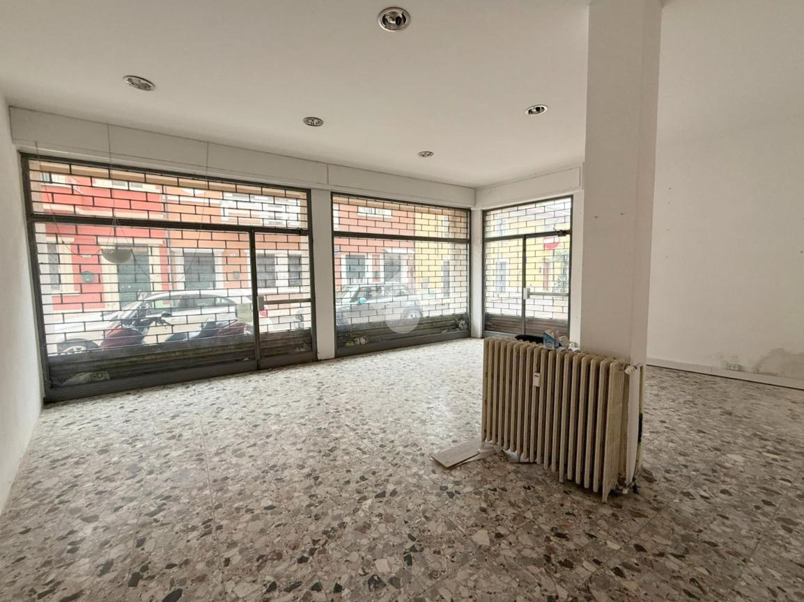 Negozio in Via Antonio Salieri 49, Verona, {3} - Foto 2