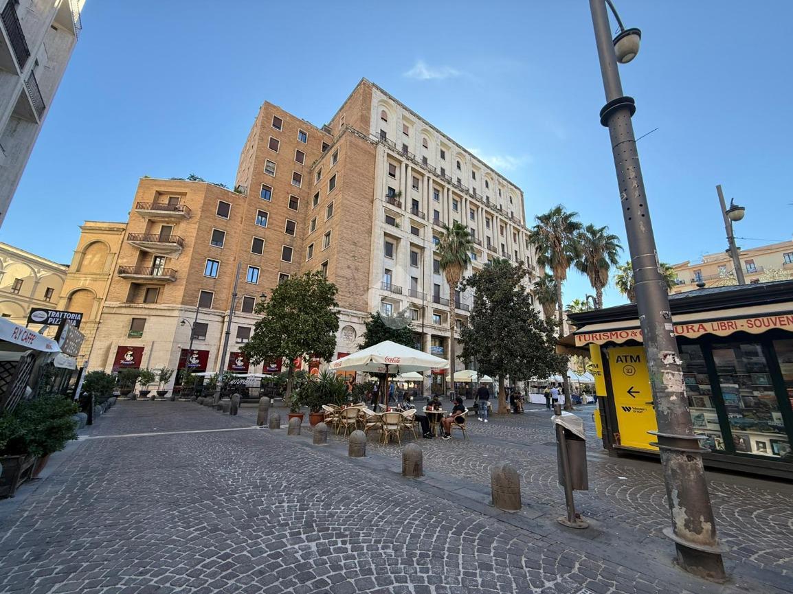 Magazzino in Piazza Carità 32, Napoli, {3} - Foto 1