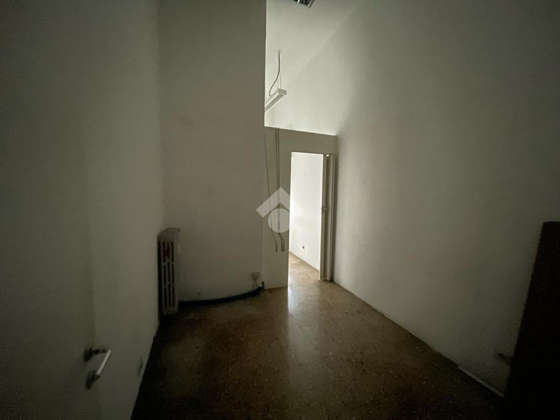 Negozio in Via Cirenaica 46, Torino, {3} - Foto 1