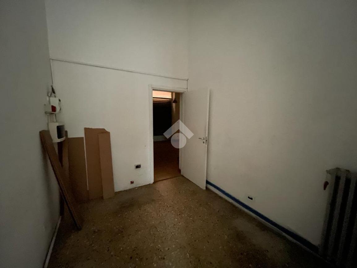 Negozio in Via Cirenaica 46, Torino, {3} - Foto 2