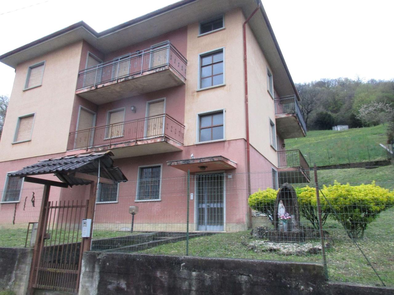 Casa indipendente in vendita a Val Brembilla