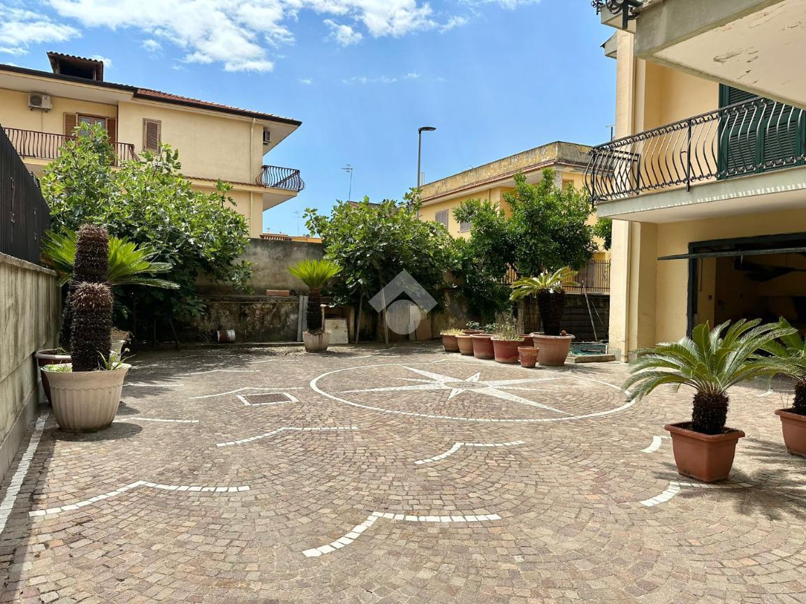 Palazzo in vendita a Giugliano In Campania